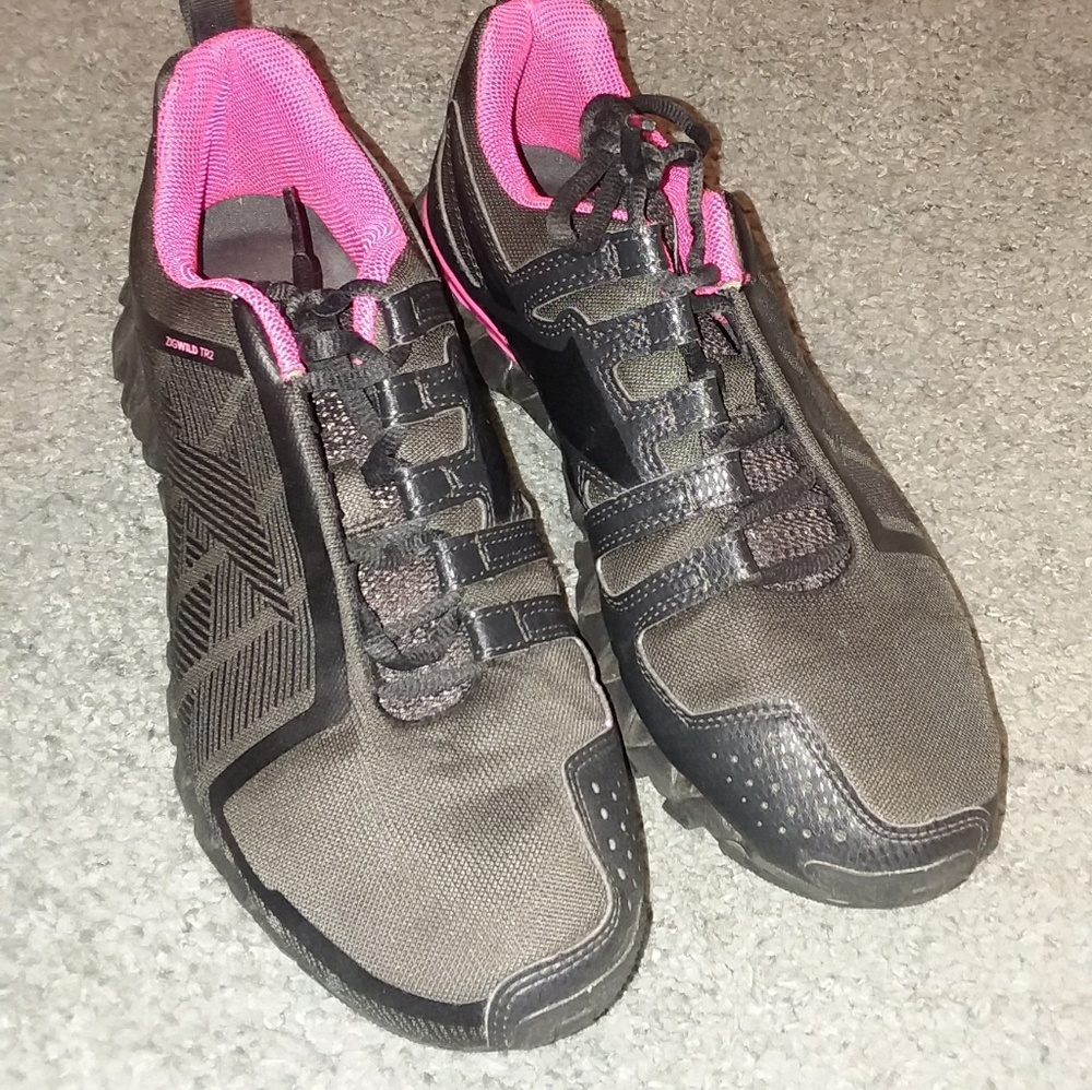 Tennis shoes